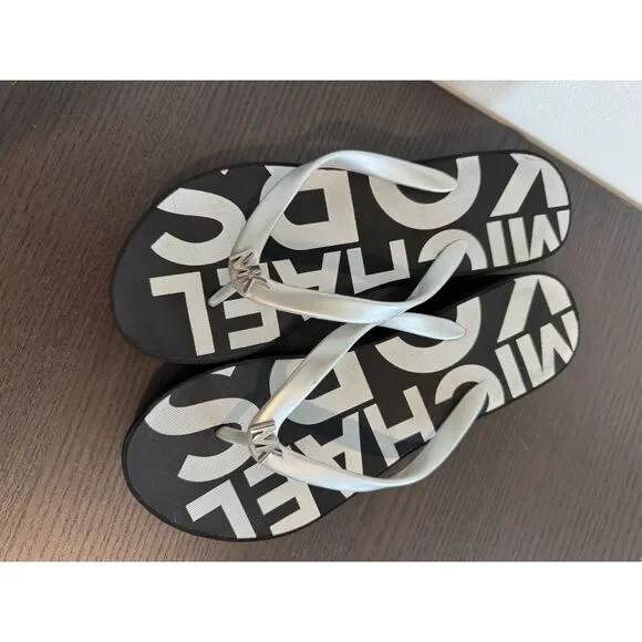 Michael Kors 9 Silver Black Platform Thong Flip Flops Wedge Sandals Mk Womens - Picture 2 of 5